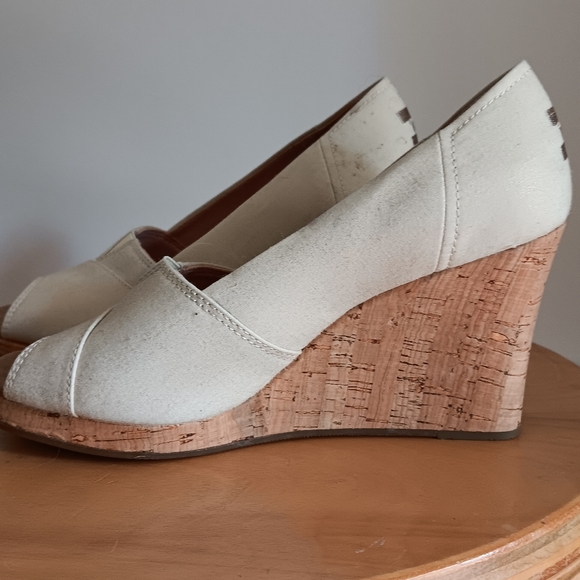 NEW TOMS Classic Wedge Peep-Toe Shoe Gold Shimmer Canvas Size 8.5 - Picture 6 of 6